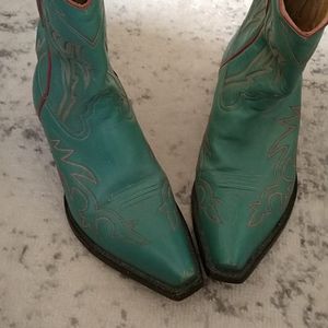 Short cowboy boots
